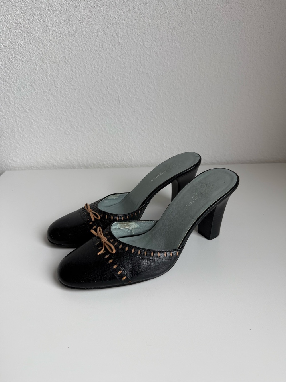 BCBGGirls 90’s-Y2K Black Leather Mule Heels with Tan Stitching & Bow Accent 6.5
